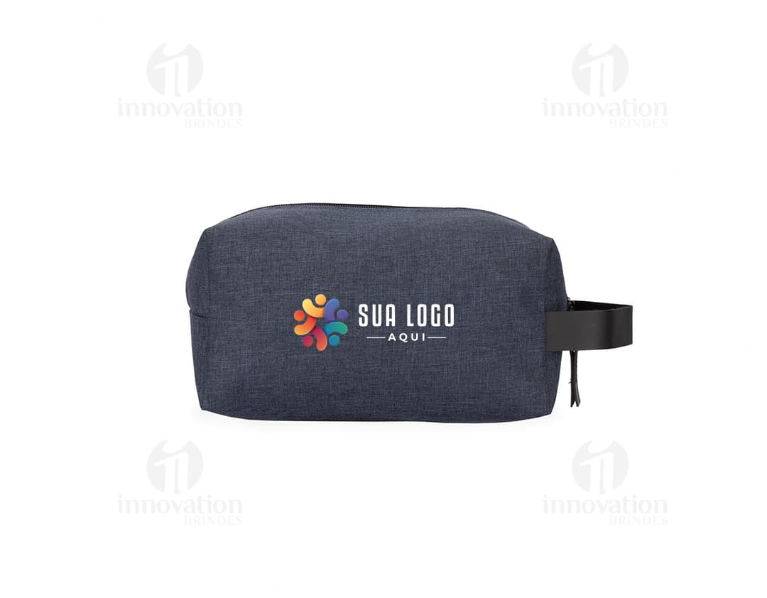 Neceser de nylon negro, modelo rectangular con cremallera plateada.