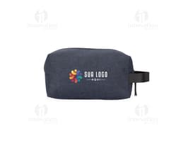 Neceser de nylon negro, modelo rectangular con cremallera plateada.