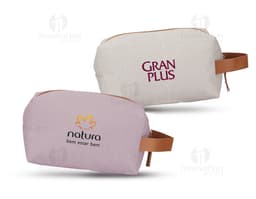 Neceser de nylon negro, modelo rectangular con cremallera plateada.