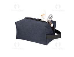 Neceser de nylon negro, modelo rectangular con cremallera plateada.