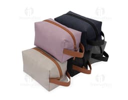 Neceser de nylon negro, modelo rectangular con cremallera plateada.