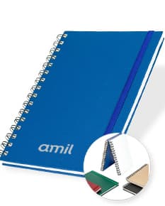 Imagem de um planner cromato anual, com capa em tons de azul e rosa, contendo páginas de agenda e planejamento para o ano.