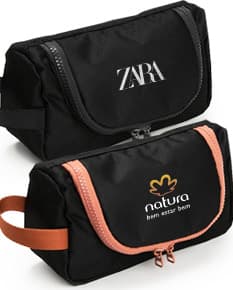 Nécessaire Nylon preto com zíper e alça para transporte.