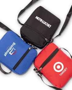 Mini bolsa transversal preta de couro com fecho em metal, ideal para guardar chaves, celular, dinheiro e outros objetos pessoais. Design moderno, compacto e seguro, perfeito para uso no dia a dia.