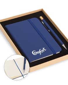 Notebook e laptop preto e prateado aberto sobre uma mesa de escritório, com tela vazia. O teclado, o mouse pad e o monitor estão visíveis. Ao lado, um notebook fechado e um celular. A imagem transmite um ambiente moderno e tecnológico.