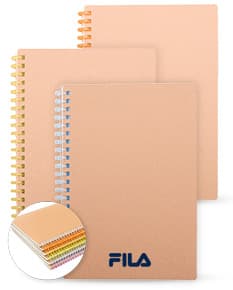 Caderno Kraft em papel cartão marrom, vazio e aberto. Possui página em branco para anotações e lembretes. O design é simples e organizado, perfeito para armazenar informações e memo.