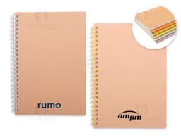 Caderno Kraft em papel cartão marrom, vazio e aberto. Possui página em branco para anotações e lembretes. O design é simples