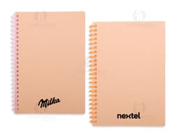 Caderno Kraft em papel cartão marrom, vazio e aberto. Possui página em branco para anotações e lembretes. O design é simples
