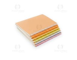 Caderno Kraft em papel cartão marrom, vazio e aberto. Possui página em branco para anotações e lembretes. O design é simples