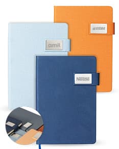 Diskette de papel em formato de caderneta de couro sintético, sobre um notebook. A imagem representa um dispositivo de memória e armazenamento de dados vintage, com design antigo e retro.