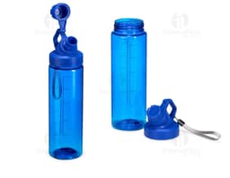 Squeeze plástico de 750ml, transparente, com tampa e líquido dentro. Embalagem utilizada para armazenar água, bebidas ou