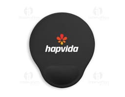Mouse pad ergonómico en forma de disco negro, con diseño en 3D y detalles de mapa mundial. Posee un corazón en el centro