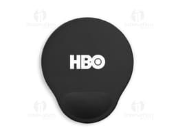 Mouse pad ergonómico en forma de disco negro, con diseño en 3D y detalles de mapa mundial. Posee un corazón en el centro