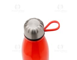 Garrafa PET transparente contendo líquido. A garrafa está fechada com tampa amarela e rótulo limpo. A bebida é alcoólica