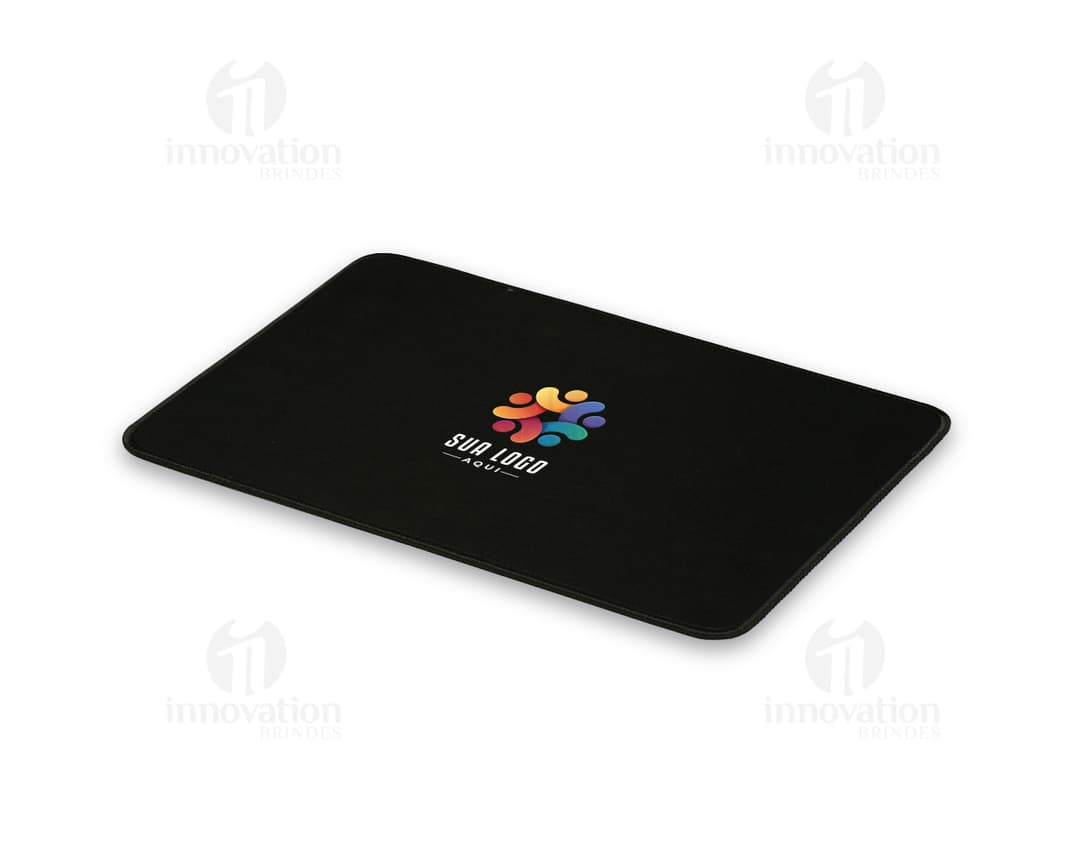 Matepad de cuero marrón con diseño retro. Objeto de tecnología para mejorar el rendimiento del ratón en laptops y
