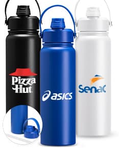 Garrafa térmica de 800ml em metal prateado, com tampa e design clean. Perfeita para manter a temperatura da bebida, seja água pura ou um líquido saudável. Objeto transparente e brilhante, ideal para uso durante atividades esportivas, mantendo a hidratação e a saúde em dia.