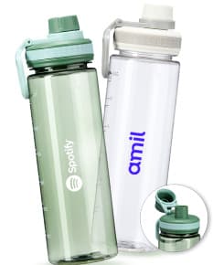 Garrafa plástica de 750ml em cor preta e transparente, vazia e limpa. A garrafa possui tampa e é um objeto único, feito de material reciclável.