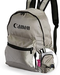 Mochila dobrável de poliéster de 18 litros, preta e moderna, ideal para viagens, aventuras e atividades ao ar livre. Feita de material resistente, possui alças ajustáveis e fecho em zíper. Perfeita para o uso casual e elegante.