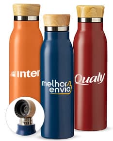 Garrafa térmica de 600ml transparente com tampa amarela, contendo líquido. A garrafa está em cima de uma mesa, com reflexo dourado.