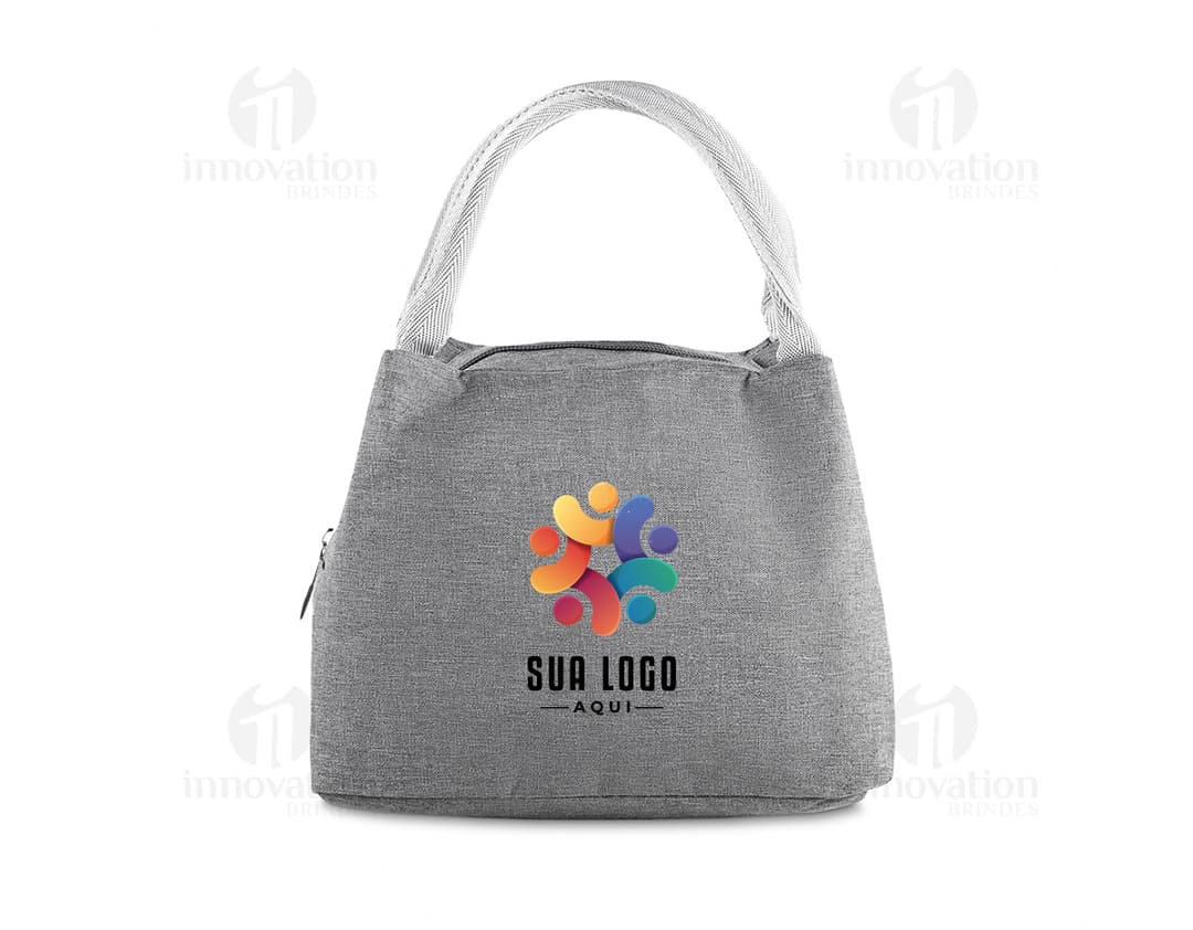 Bolsa térmica em poliéster castanho, com fecho de zíper, alça de couro e cadeado de segurança. Design moderno e elegante