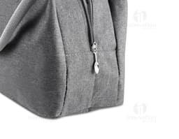 Bolsa térmica em poliéster castanho, com fecho de zíper, alça de couro e cadeado de segurança. Design moderno e elegante