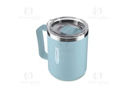 Taza de plástico PP conservada, con tapa de metal y batidor de acero. La taza está vacía y tiene un diseño en negro y plata.