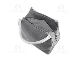 Bolsa térmica em poliéster preta, estilo casual e elegante, com alça de couro e fecho de metal. Acessório de moda feminina