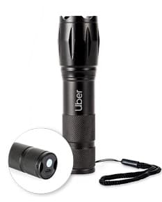 Microfone, equipamento elétrico, dispositivo tecnológico, objeto de áudio em metal prateado e preto, utilizado em estúdios de música e rádio.