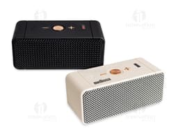 Caja de sonido multimedia M8 en metal cromado y negro, con diseño moderno y retro. Posee altavoz, botones de control de
