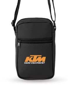 Bolsa de ombro em couro sintético preta, moderna e elegante. Possui zíper, alças e detalhes em metal. Ideal para compras, viagens e uso pessoal.