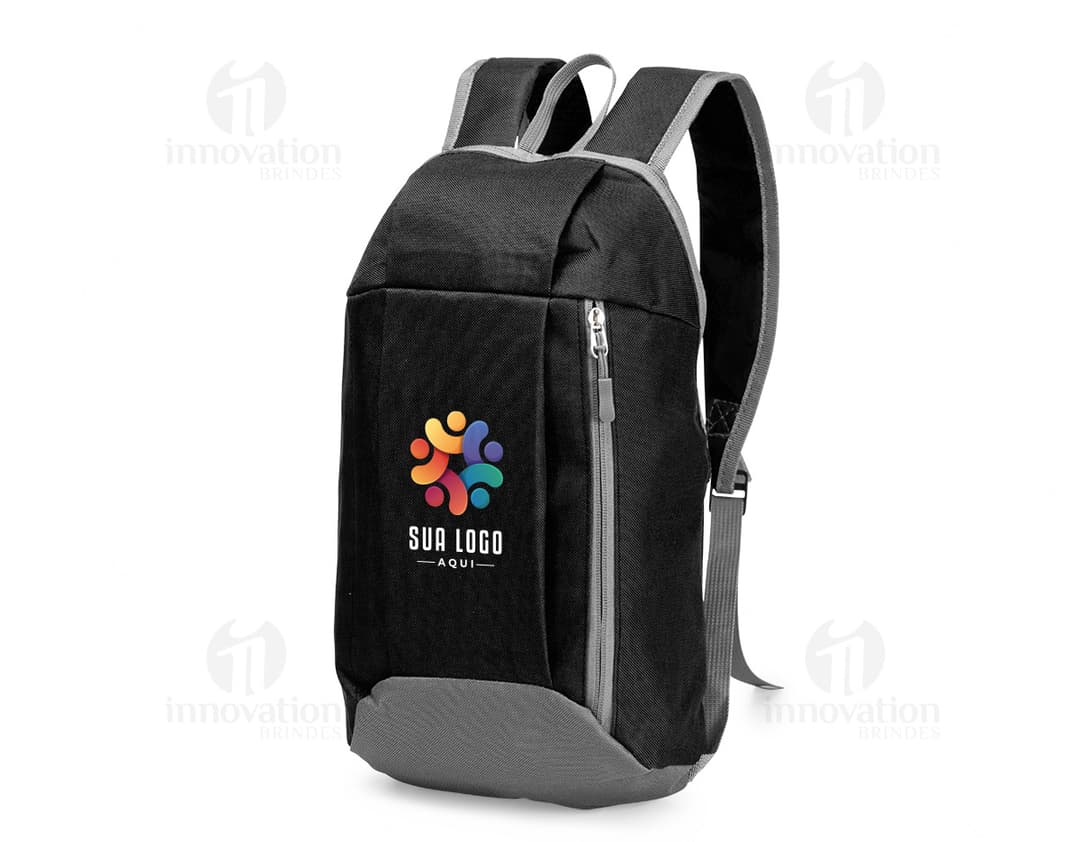 Mochila de poliéster preto, com capacidade de 9 litros. Feita de material resistente, possui alças acolchoadas e diversos