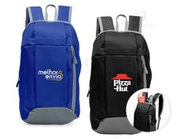 Mochila de poliéster preto, com capacidade de 9 litros. Feita de material resistente, possui alças acolchoadas e diversos