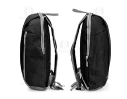 Mochila de poliéster preto, com capacidade de 9 litros. Feita de material resistente, possui alças acolchoadas e diversos