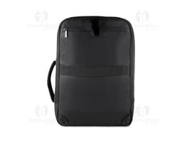 Homem de terno preto e pasta executiva, segurando uma mochila preta nas costas, em um ambiente corporativo.
