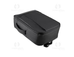 Homem de terno preto e pasta executiva, segurando uma mochila preta nas costas, em um ambiente corporativo.