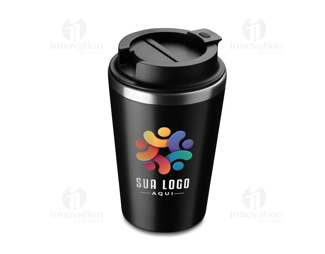 Copo de parede dupla em metal prateado, com design 3D. O copo possui alça e tampa, ideal para bebidas quentes ou frias. A