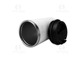 Copo de parede dupla em metal prateado, com design 3D. O copo possui alça e tampa, ideal para bebidas quentes ou frias. A