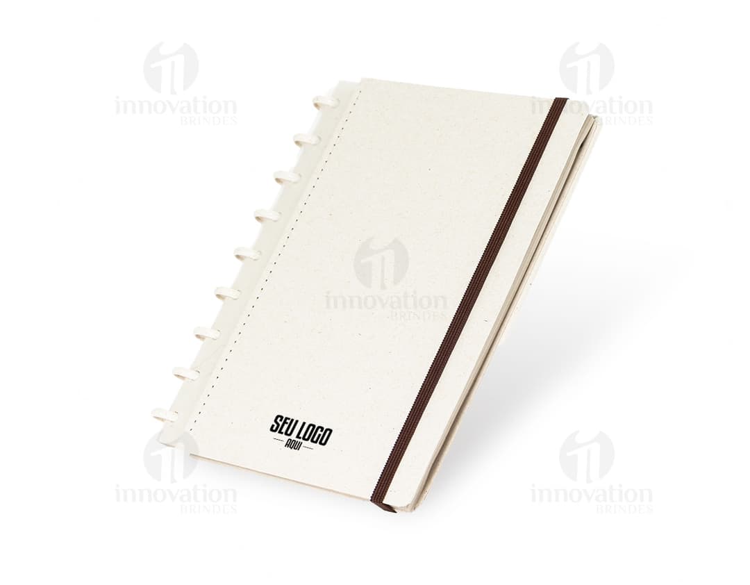 cade do disco ecológico com design vintage de cor marrom e amarela, feito de material reciclado. O caderno está aberto
