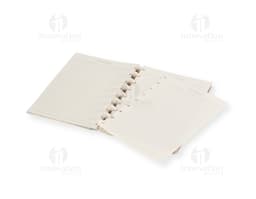cade do disco ecológico com design vintage de cor marrom e amarela, feito de material reciclado. O caderno está aberto
