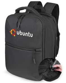 Mochila preta de couro com compartimento a vácuo, carregada por um homem de terno. O homem está sorrindo e parece estar
