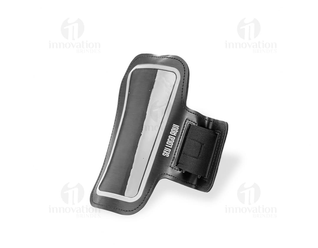 Manguito deportivo de cuero sintético negro, con cierre de metal. El objeto es una bolsa de equipo moderna, utilizada para