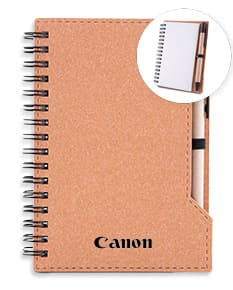 Caderno com capa em papelão reciclado e acabamento em cane, ideal para anotações e organização.