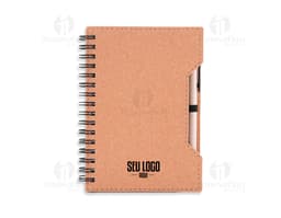 Caderno com capa em papelão reciclado e acabamento em cane, ideal para anotações e organização.