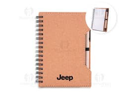 Caderno com capa em papelão reciclado e acabamento em cane, ideal para anotações e organização.