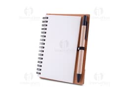 Caderno com capa em papelão reciclado e acabamento em cane, ideal para anotações e organização.