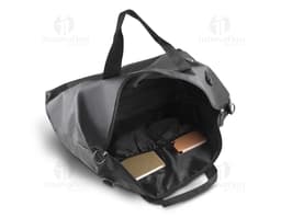 Mala esportiva em PU preta com fecho de zíper, alça de couro, design moderno e elegante. Ideal para viagens, negócios ou uso