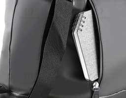 Mala esportiva em PU preta com fecho de zíper, alça de couro, design moderno e elegante. Ideal para viagens, negócios ou uso