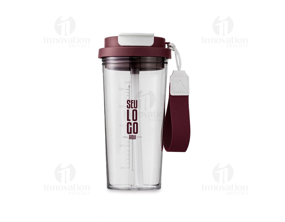 Transparent 600ml plastic cup, ideal for storing liquids such as water, juices, and sodas. The cup has a lid and is a useful