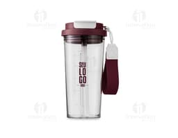 Transparent 600ml plastic cup, ideal for storing liquids such as water, juices, and sodas. The cup has a lid and is a useful