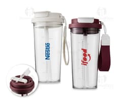 Transparent 600ml plastic cup, ideal for storing liquids such as water, juices, and sodas. The cup has a lid and is a useful